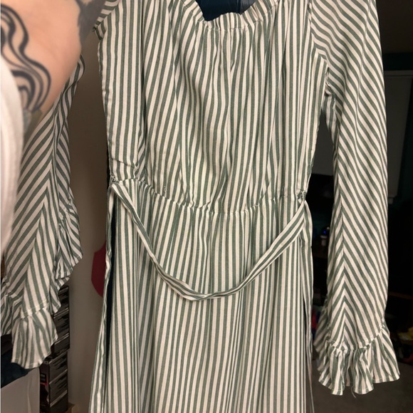 Bardot Green and White Flutter Sleeve striped dress new with tags - Picture 4 of 5